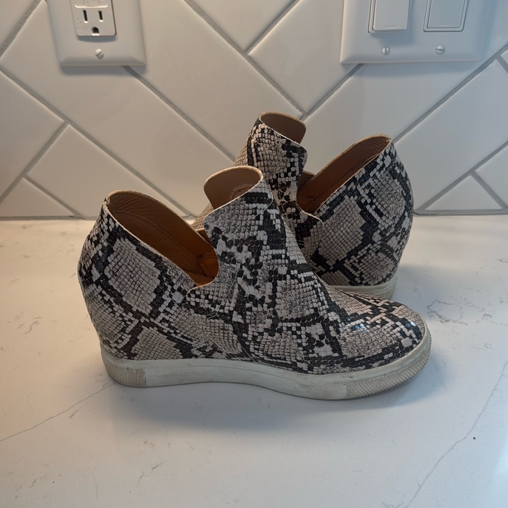 Super cute snake skin pattern can’t get them anymore make you a little taller